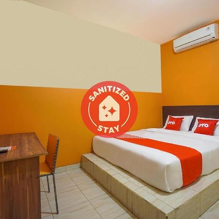 Super Oyo 2639 Oxy Townhouse Hotel Manado Exterior foto
