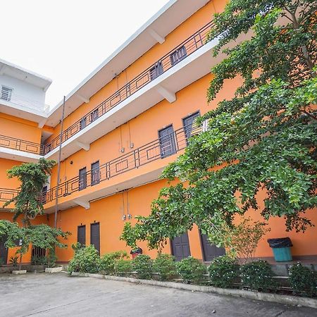 Super Oyo 2639 Oxy Townhouse Hotel Manado Exterior foto