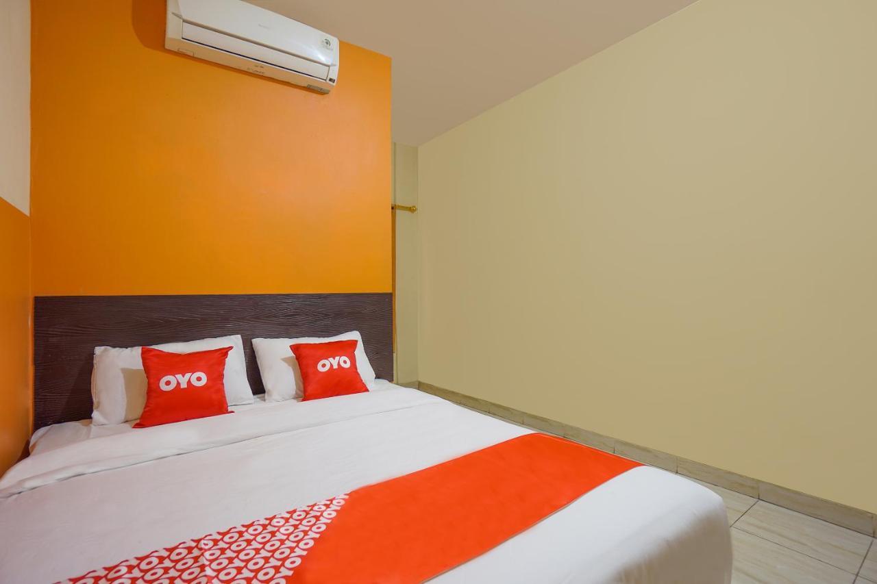 Super Oyo 2639 Oxy Townhouse Hotel Manado Exterior foto